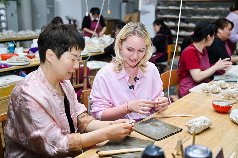 Jornalistas da Eurásia experienciam charme único da porcelana de peônia de Luoyang