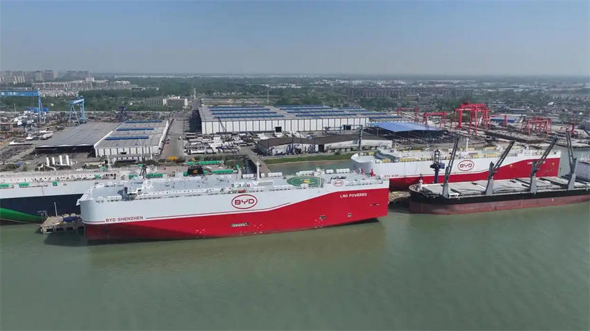 Maior navio cargueiro de automóveis do mundo zarpa e atende aos novos padrões ambientais internacionais