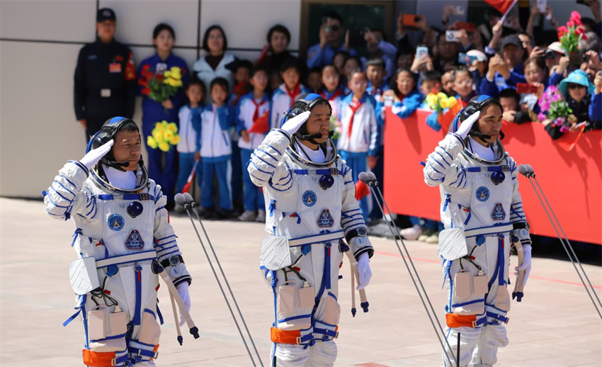Cerimônia marca partida de astronautas chineses da missão Shenzhou-20