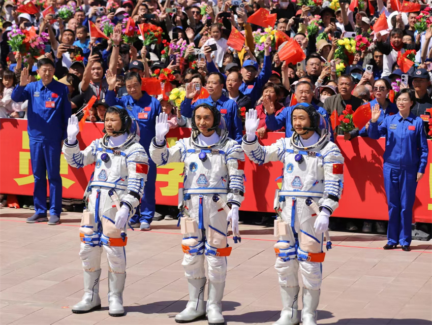 Cerimônia marca partida de astronautas chineses da missão Shenzhou-20