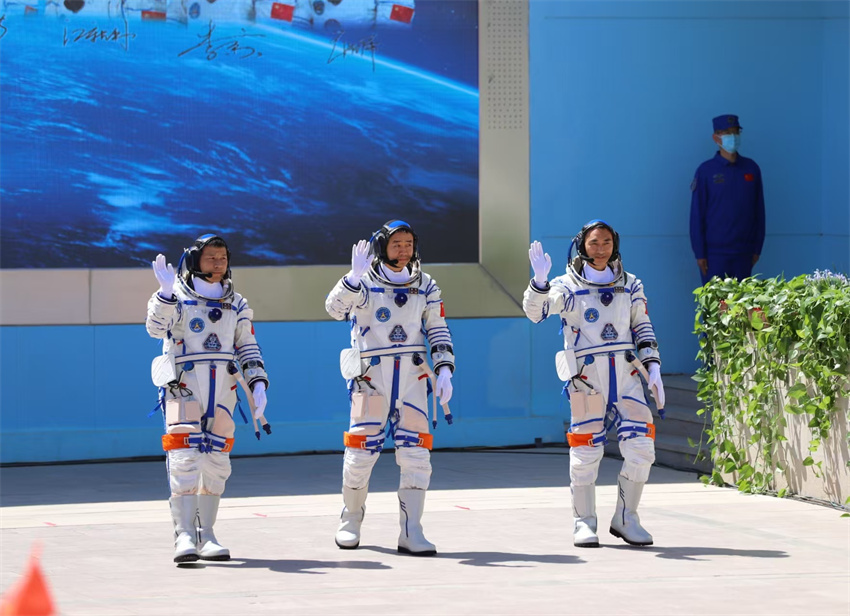 Cerimônia marca partida de astronautas chineses da missão Shenzhou-20