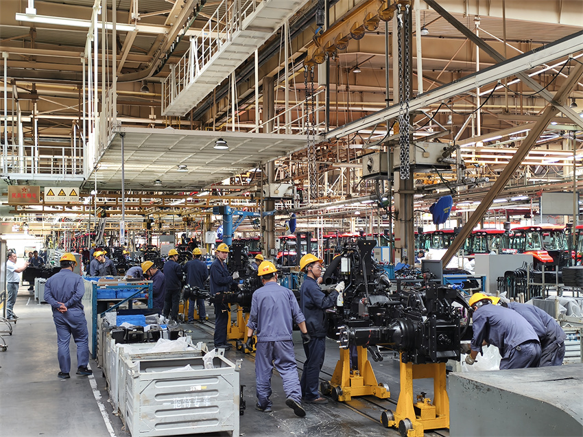 China YTO: um trator sai da linha de produção a cada três minutos