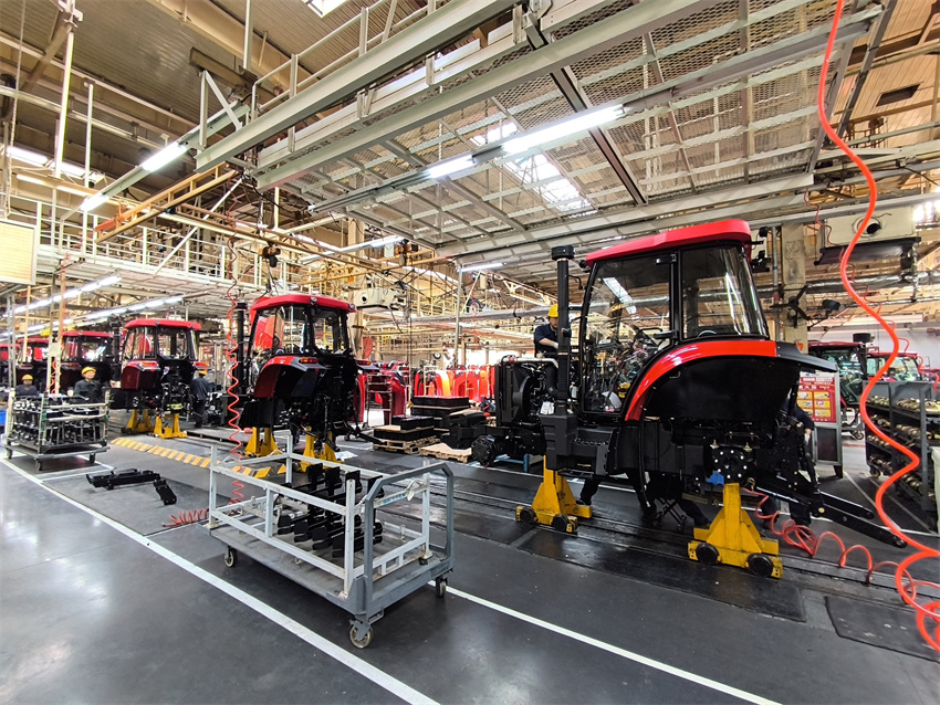 China YTO: um trator sai da linha de produção a cada três minutos