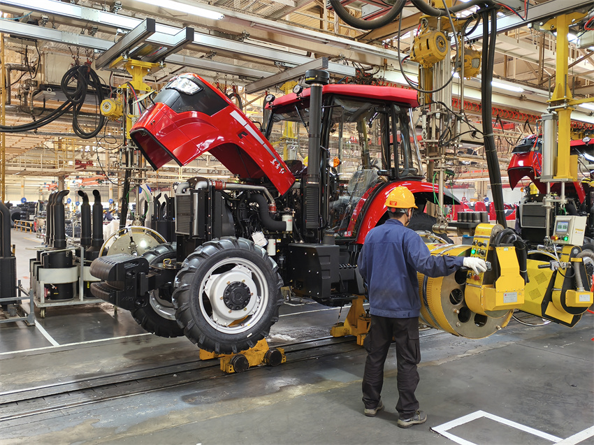 China YTO: um trator sai da linha de produção a cada três minutos