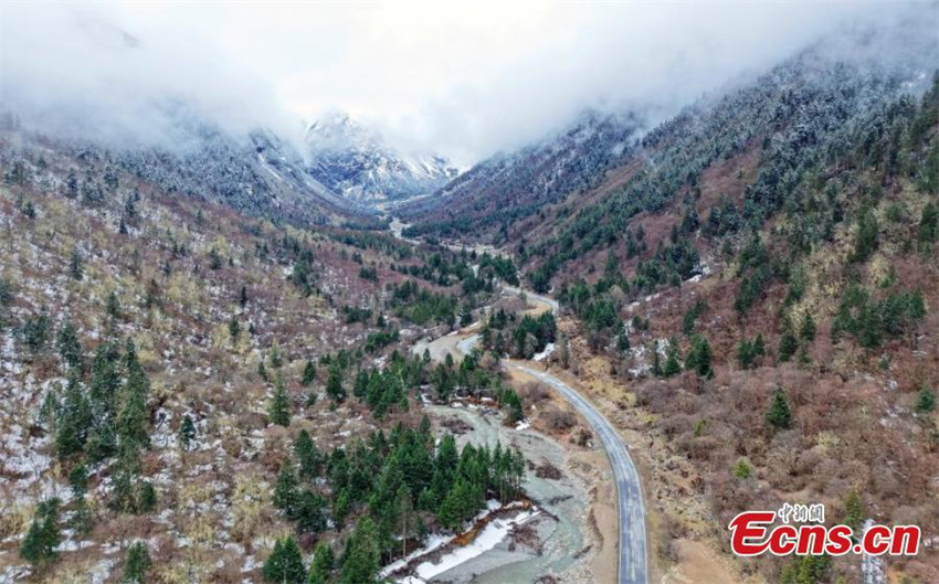 Estrada sinuosa de 95km conecta pontos turísticos famosos em Sichuan
