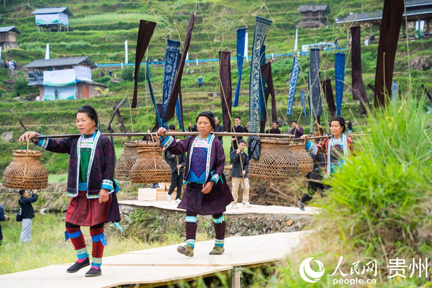 Guizhou: cerimônia tradicional assinala início da colheita nos arrozais de Jiabang