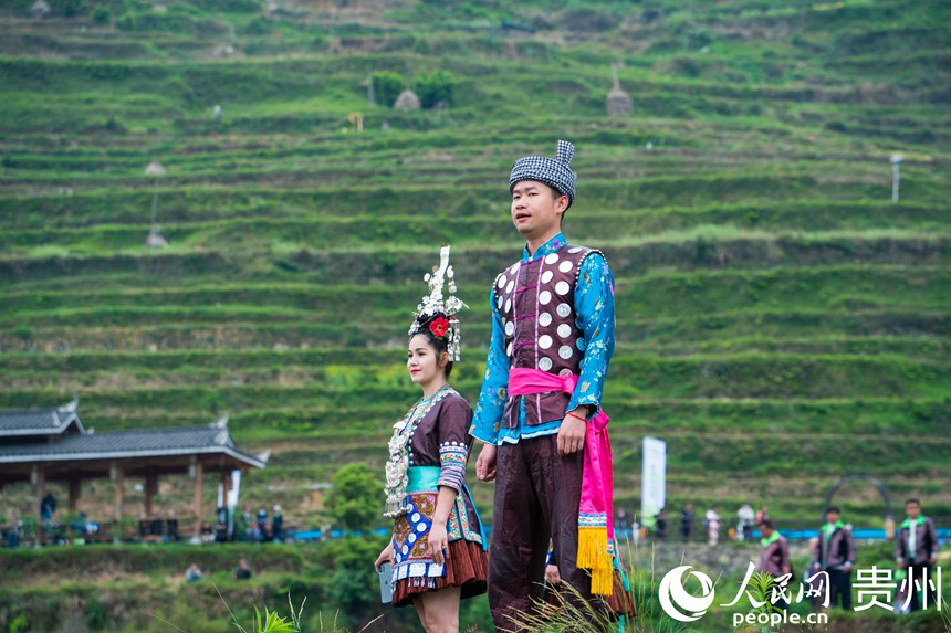 Guizhou: cerimônia tradicional assinala início da colheita nos arrozais de Jiabang
