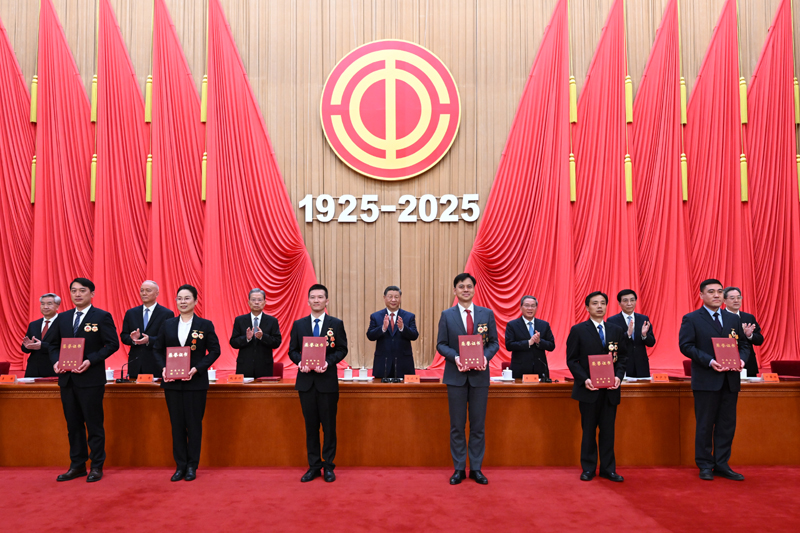 Xi Jinping destaca união de forças dos trabalhadores para revitalização da nação chinesa