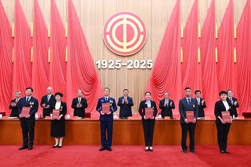 Xi Jinping destaca união de forças dos trabalhadores para revitalização da nação chinesa