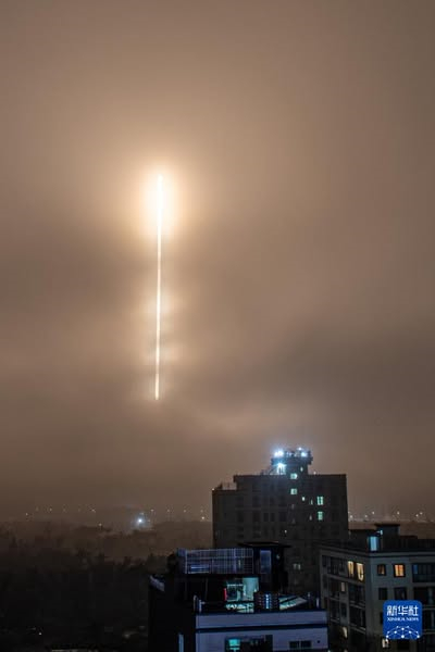China lança grupo de satélites de internet