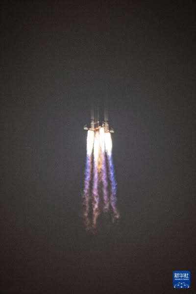 China lança grupo de satélites de internet