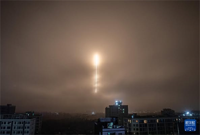 China lança grupo de satélites de internet
