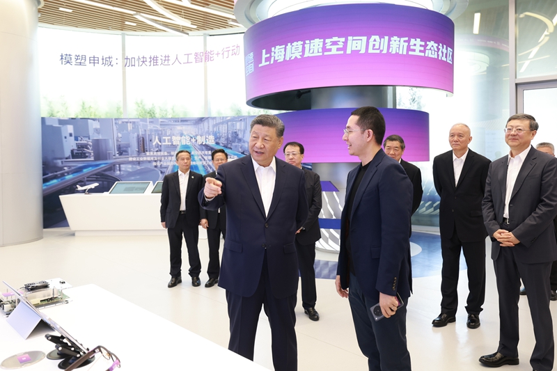 Xi Jinping inspeciona incubadora de grandes modelos em Shanghai, ressaltando as ambições de IA da China