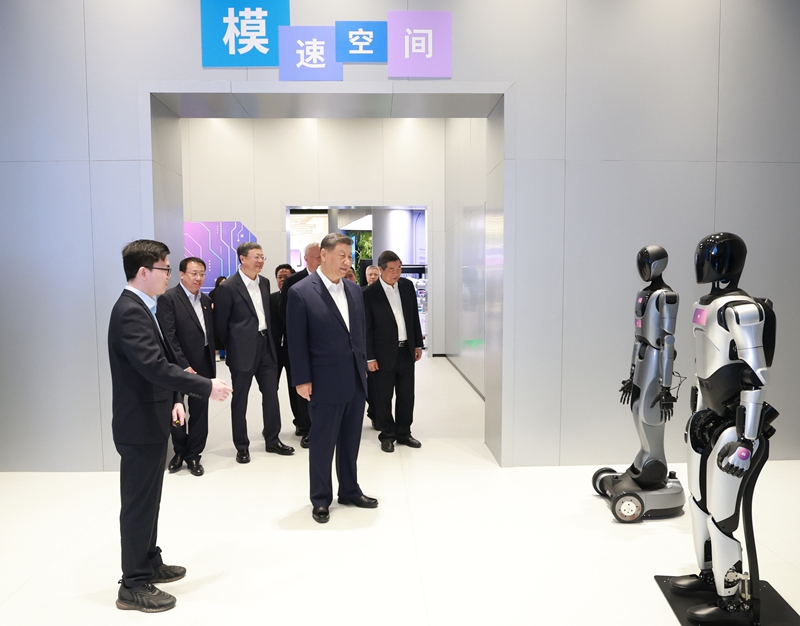 Xi Jinping inspeciona incubadora de grandes modelos em Shanghai, ressaltando as ambições de IA da China