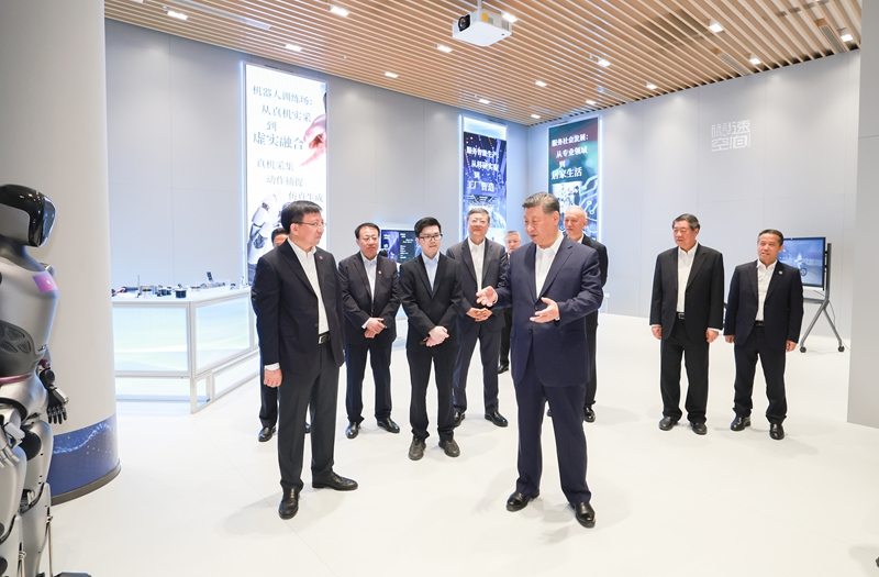Xi Jinping inspeciona incubadora de grandes modelos em Shanghai, ressaltando as ambições de IA da China