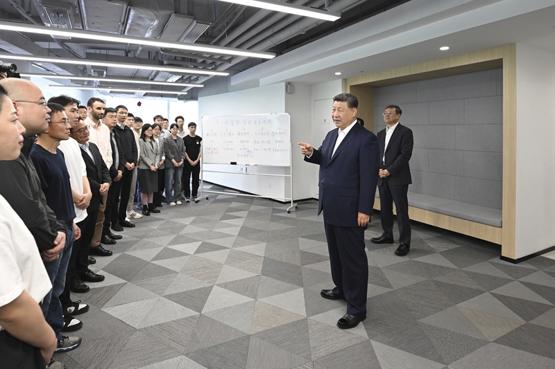 Xi Jinping inspeciona incubadora de grandes modelos em Shanghai, ressaltando as ambições de IA da China