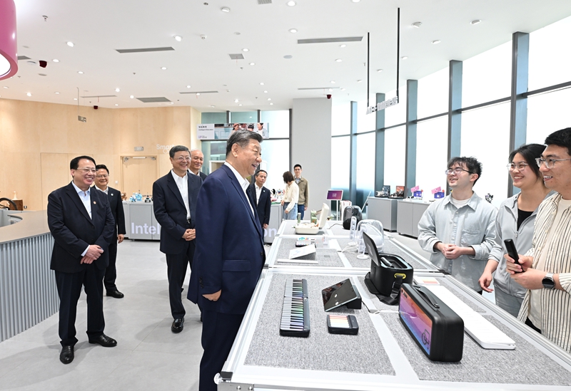 Xi Jinping inspeciona incubadora de grandes modelos em Shanghai, ressaltando as ambições de IA da China