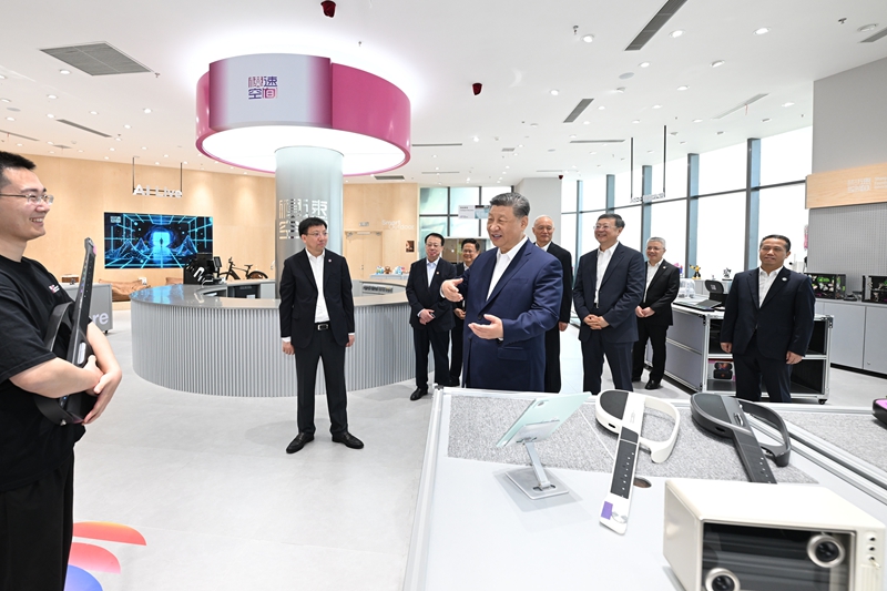 Xi Jinping inspeciona incubadora de grandes modelos em Shanghai, ressaltando as ambições de IA da China