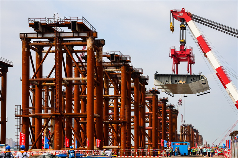 Ponte Wanlong: instalada primeira secção da viga de aço da maior ponte suspensa auto-ancorada do mundo