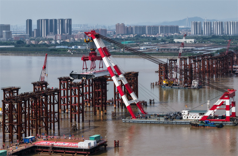Ponte Wanlong: instalada primeira secção da viga de aço da maior ponte suspensa auto-ancorada do mundo