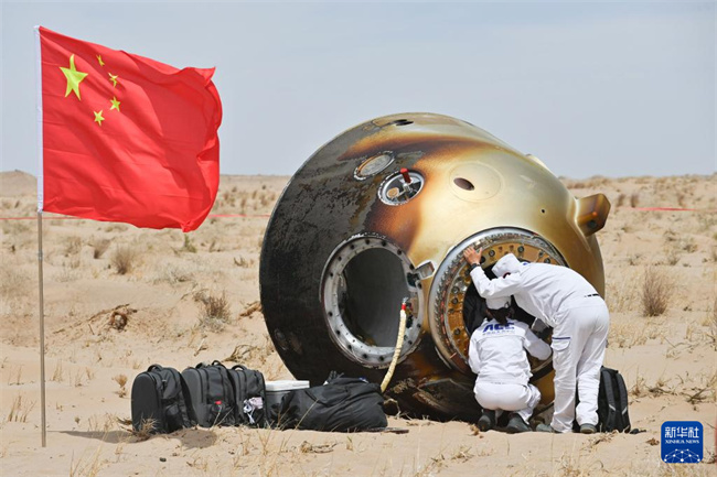 Cápsula de retorno da Shenzhou-19 pousa e astronautas todos estão sãos