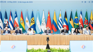 Chanceler chinês pede à China e aos países da ALC que implementem consenso alcançado pelos líderesWang disse que a cooperação entre a China e os países da ALC rejeita o confronto entre blocos e defende a abertura e os resultados vantajosos para todos. 