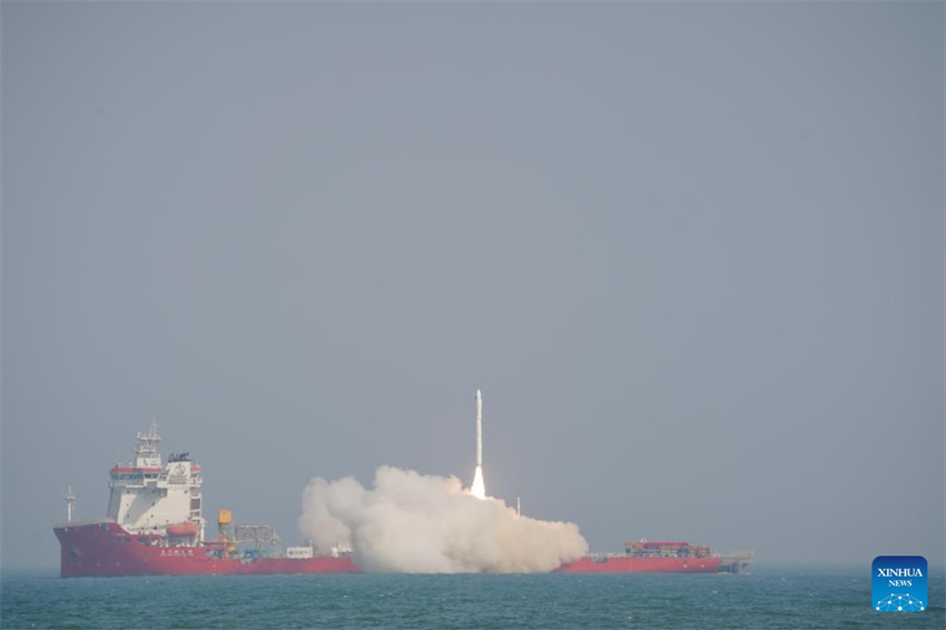 Foguete chinês CERES-1 lança novos satélites do mar