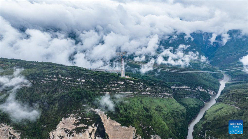 Grande Ponte de Tianmen em construção em Guizhou, na China