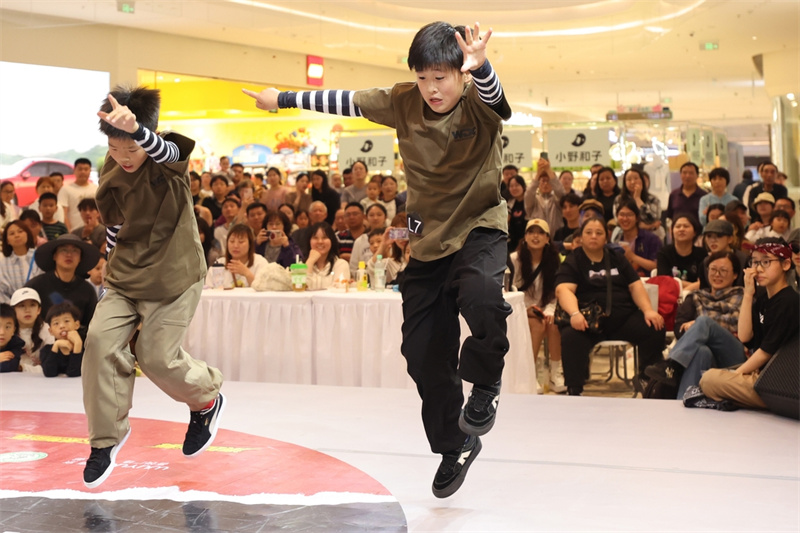 Jovens se reúnem para batalha de dança de rua em Nanjing