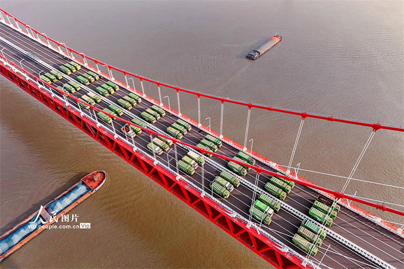 Anhui: Ponte G3 sobre o rio Yangtze realiza teste de carga no vão principal