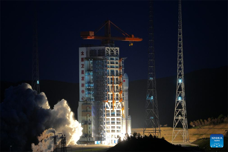 China lança grupo de satélites de internet