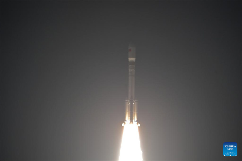 China lança grupo de satélites de internet