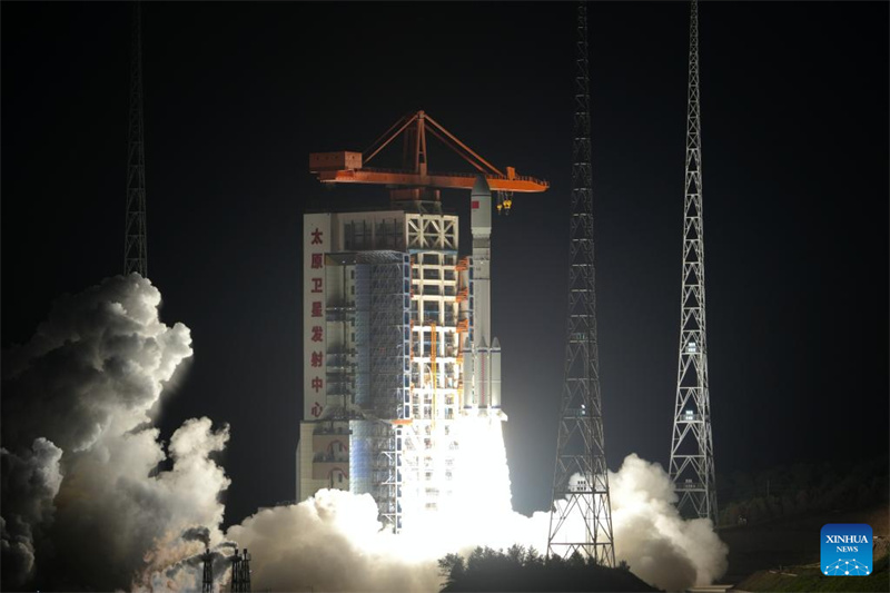 China lança grupo de satélites de internet