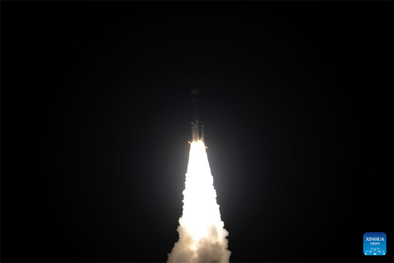 China lança grupo de satélites de internet
