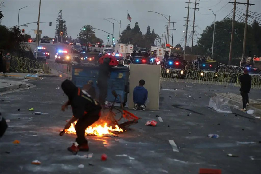 Manifestantes entram em confronto com tropas da Guarda Nacional em Los Angeles