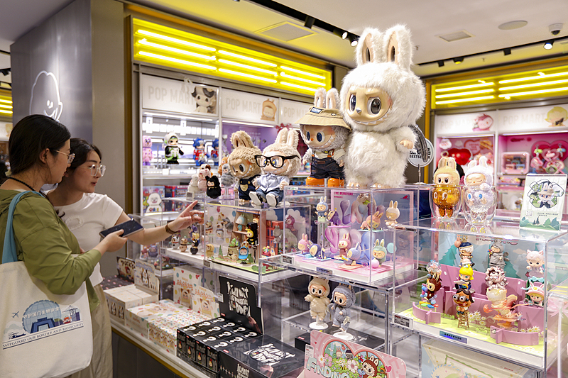 Boneco Labubu com caixa surpresa tem alta demanda e esgota na Pop Mart