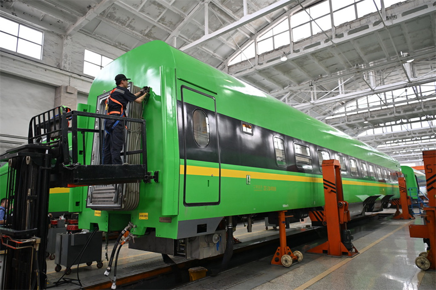 Trens recebem manutenção para garantir viagens seguras de verão em Shanxi, norte da China
