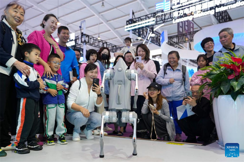 Exposições de alta tecnologia exibidas na 9ª Expo China-Sul da Ásia em Kunming, sudoeste da China