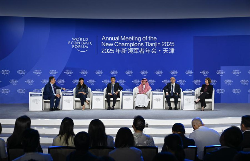 Fórum Davos de Verão de 2025 começa em Tianjin, no norte da China