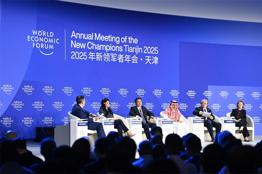 Fórum Davos de Verão de 2025 começa em Tianjin, no norte da China