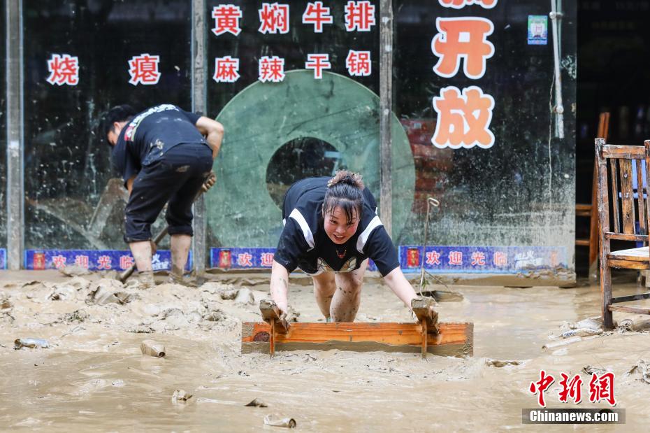Limpeza e reparos avançam após enchente em Guizhou