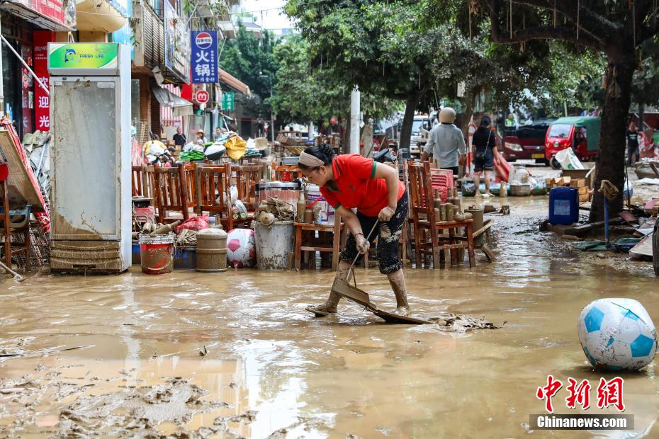 Limpeza e reparos avançam após enchente em Guizhou