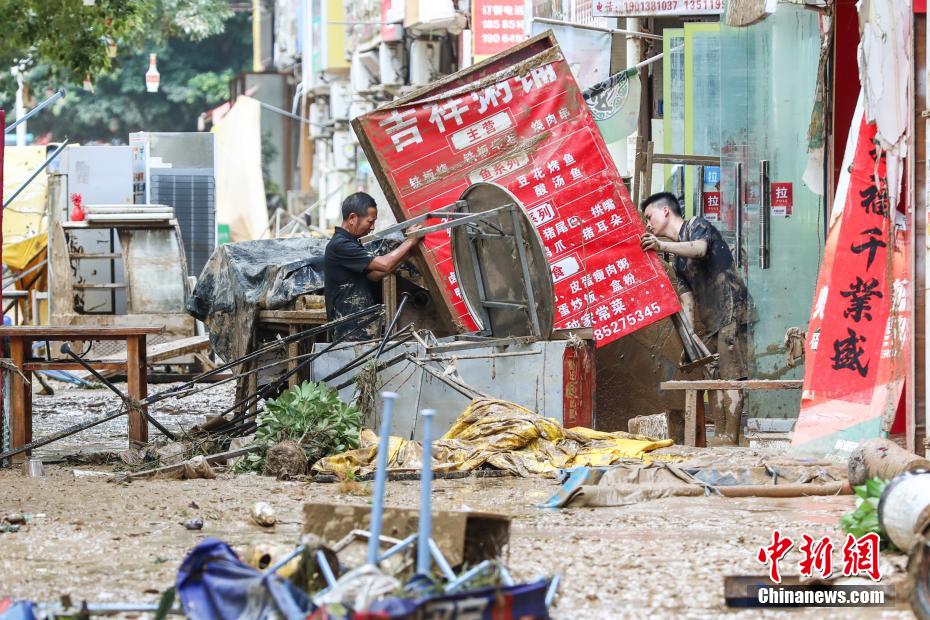 Limpeza e reparos avançam após enchente em Guizhou