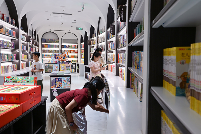 Shijiazhuang: crianças chinesas leem livros em livraria para passar as férias de verão