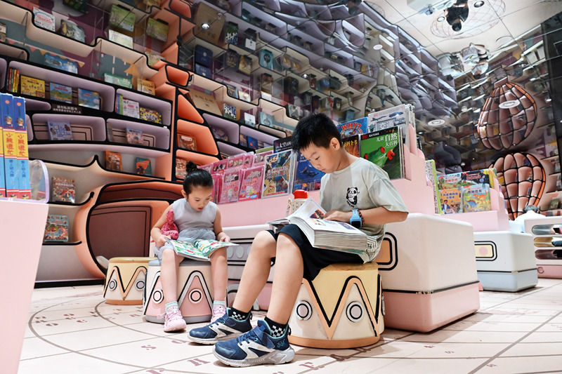 Shijiazhuang: crianças chinesas leem livros em livraria para passar as férias de verão