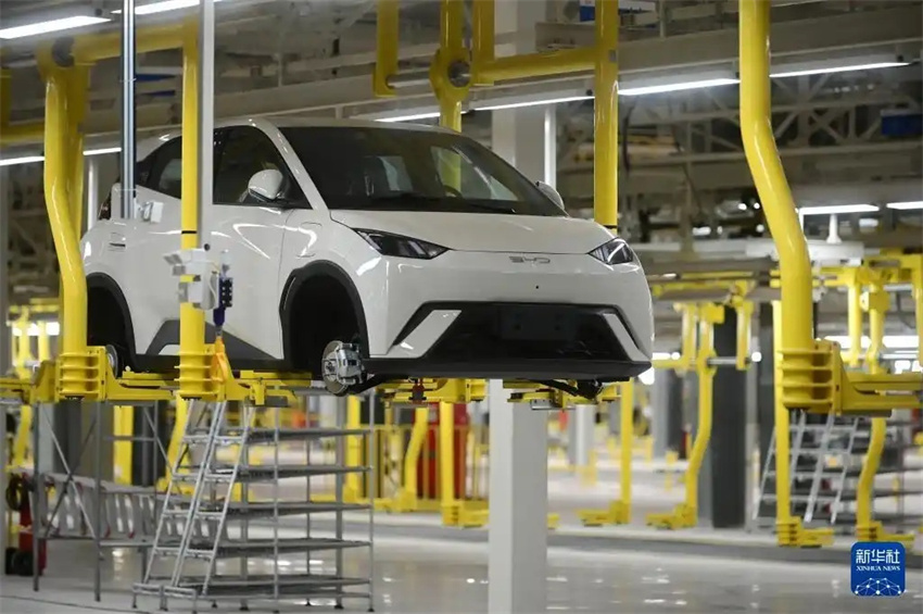 Primeiro carro sai da linha de produção da fábrica da BYD no Brasil
