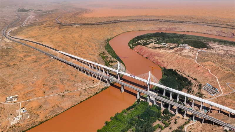 Ningxia: ponte sobre o Rio Amarelo no desfiladeiro de Heishan é conectada com sucesso
