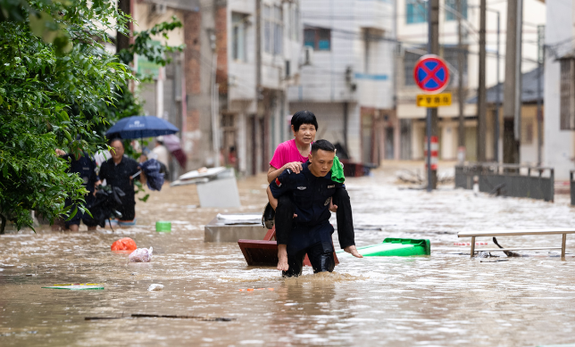 China ativa resposta de emergência de Nível IV para enchentes em 5 provínciasAs medidas emergenciais abrangem as províncias de Liaoning, Sichuan, Yunnan, Gansu e Qinghai, onde estão previstas fortes chuvas entre os dias 3 e 6 de julho. 