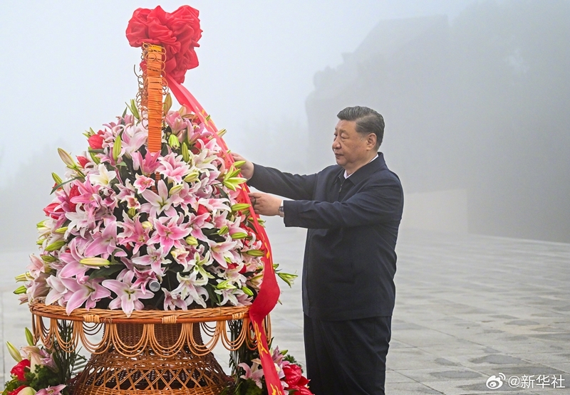 Xi Jinping presta homenagem a mártires da guerra de resistência contra agressão japonesa