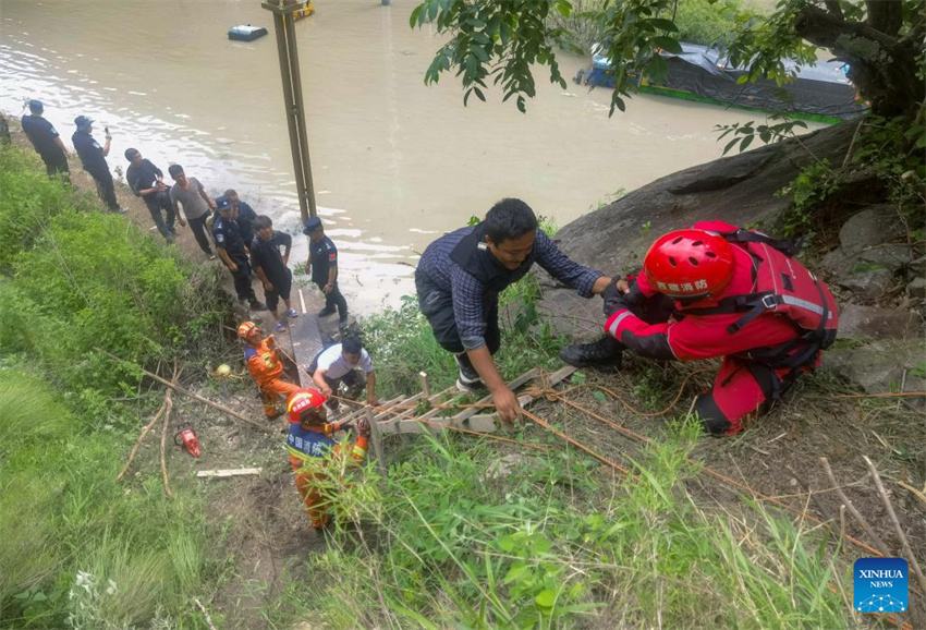Esforços de resgate em andamento após deslizamento de terra em porto na fronteira entre China e Nepal